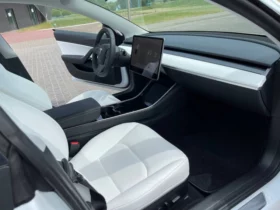 
									Tesla Model 3 full								