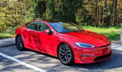 tesla-model-s-plaid-in-red